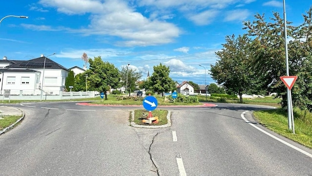 Der Alko-Lenker überfuhr diesen Fahrbahnteiler und dann den Kreisverkehr. (Bild: Christian Schulter)