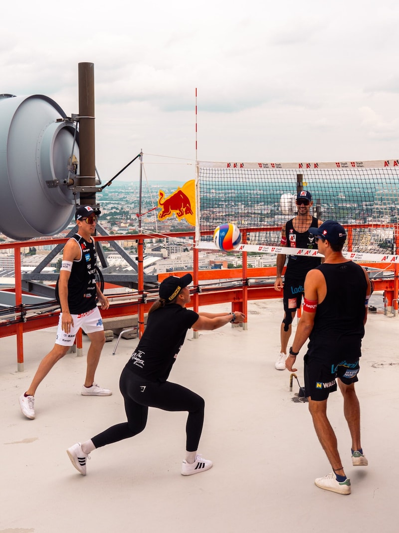 Ronja Klinger, Hörl und Co. auf dem A1-Turm. (Bild: Büro für interaktion/Alexander Jestl)