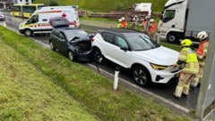 Die Autos verkeilten sich ineinander. (Bild: ZOOM Tirol)