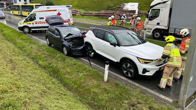 Die Autos verkeilten sich ineinander. (Bild: ZOOM Tirol)