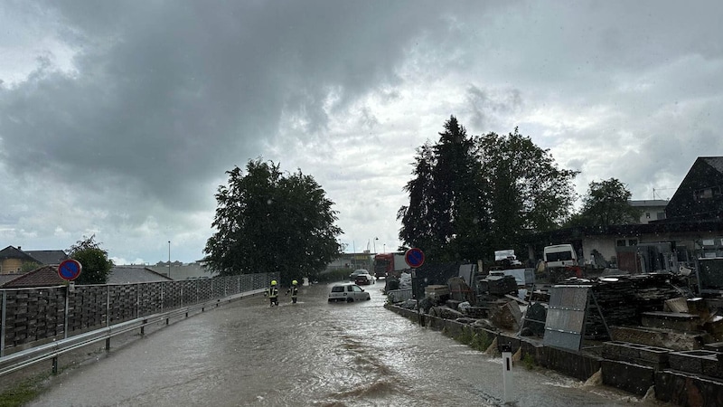 There was also flooding in Frankenburg after heavy rain showers (Bild: FF Frankenburg/Simon Mühllechner)