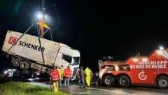 Bergung des Lkw (Bild: Feuerwehr Flachau)