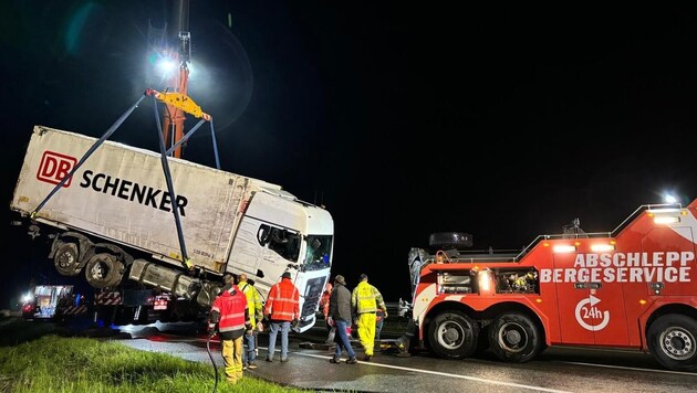 Bergung des Lkw (Bild: Feuerwehr Flachau)