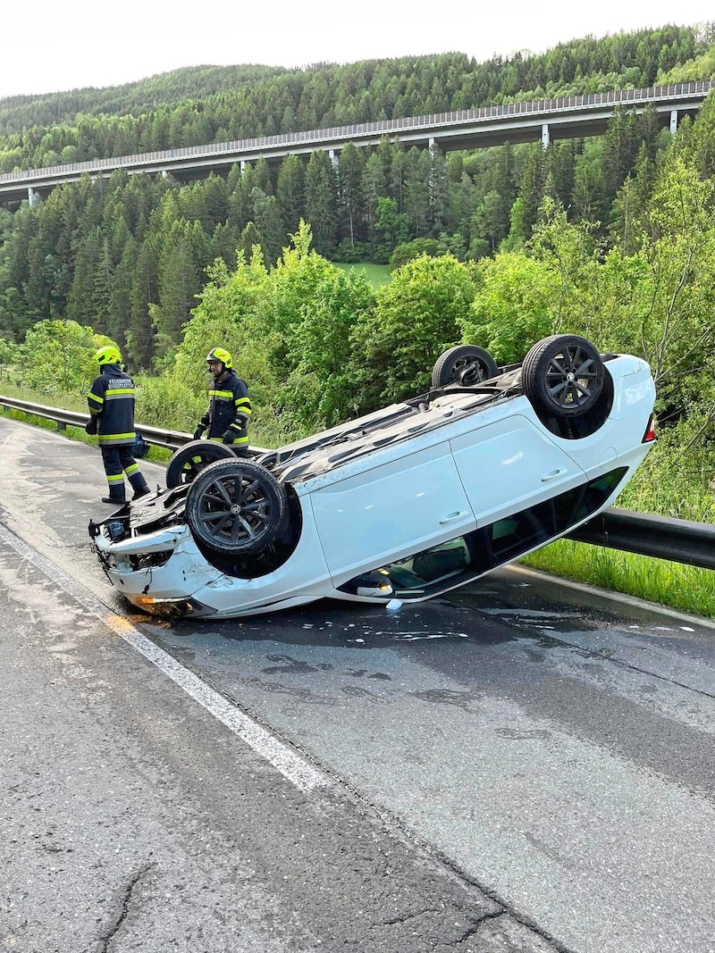 Az eisentratteni önkéntes tűzoltóság vállalta a jármű kiemelését. (Bild: FF Eisentratten)