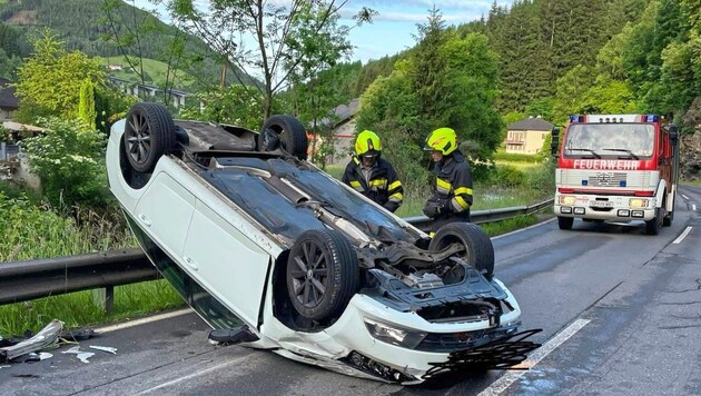 The driver was able to free herself from the wreck. (Bild: FF Eisentratten)