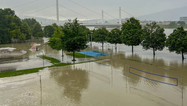 Linz'deki plaj voleybolu sahası ve paten parkı sular altında kaldı. (Bild: Dostal Harald)