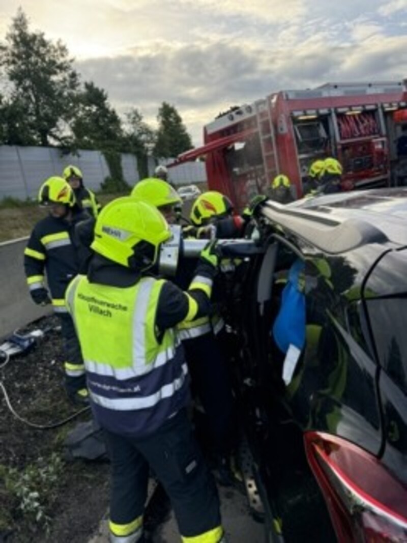 Acil servis kurtarma için her iki kapıyı da sökmek zorunda kaldı. (Bild: Hauptfeuerwache Villach)