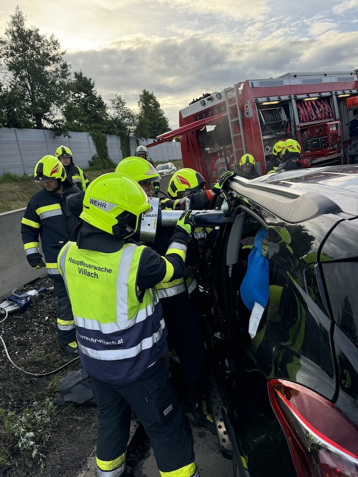 Die Einsatzkräfte mussten beide Türen für die Bergung entfernen.