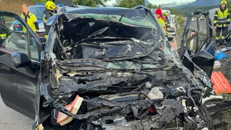 Sürücü hurdaya dönen aracın içinde sıkışıp kalmıştır. (Bild: HFW Villach)