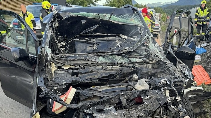 Die Lenkerin war im Fahrzeugwrack eingeklemmt.