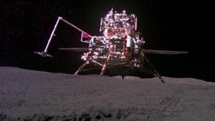 Das Bild zeigt die Sonde „Chang‘e 6“ samt ihrem Aufstiegsmodul beim Sammeln von Bodenproben. (Bild: CNSA via Xinhua)