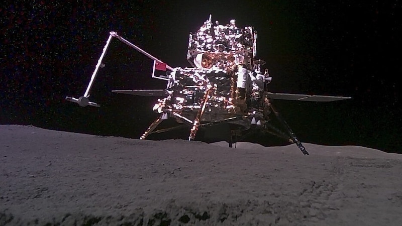Die Aufnahme zeigt die Sonde „Chang‘e 6“ samt ihrem Aufstiegsmodul beim Sammeln von Bodenproben von der Rückseite des Mondes. (Bild: CNSA via Xinhua)