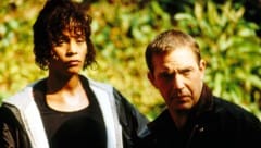 Kevin Costner und Whitney Houston lernten sich bei den Dreharbeiten zu „Bodyguard“ kennen. (Bild: picturedesk.com/WARNER BROS / Mary Evans / picturedesk.com)