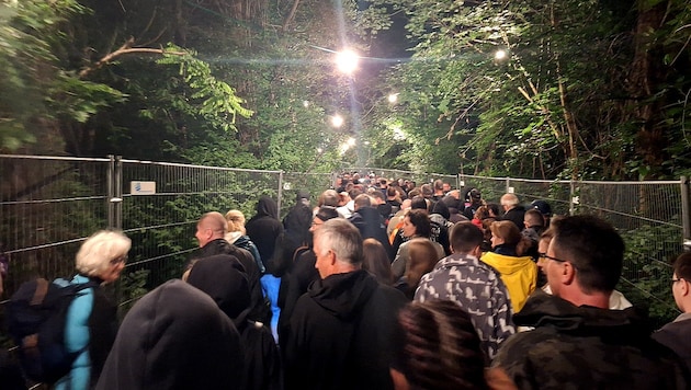 Hundreds of visitors were fenced off on a forest path. In an emergency, there would have been no quick escape here. (Bild: Privat/Roland G.)