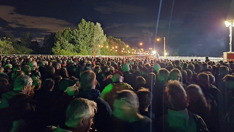 Crowds of people after the Metallica concert in Ebreichsdorf - lack of toilets, hardly any supply of drinks (Bild: Privat/Roland G.)