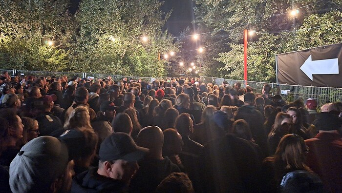Tausende Menschen strömten gleichzeitig zu den Ausgängen, der Weg zu den Parkplätzen wurde für ...