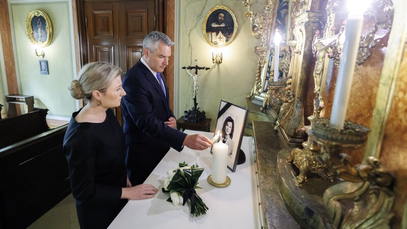 Susanne Raab und Bundeskanzler Karl Nehammer in der Kapelle des Bundeskanzleramts (Bild: Andy Wenzel)