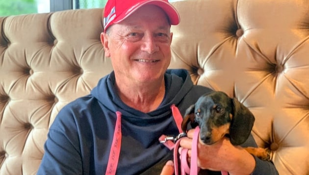 Very friendly in the "Krone" interview with his cute dachshund, tough as nails when it comes to the matter in hand: former or soon to be returned municipal director Peter Jost - you don't know for sure. (Bild: Wassermann Kerstin)