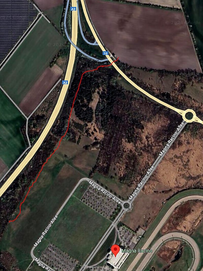 Der Fußweg zum Parkplatz P2 führte durch ein Waldstück und dauerte rund 70 Minuten. (Bild: Screenshot/Google Maps)