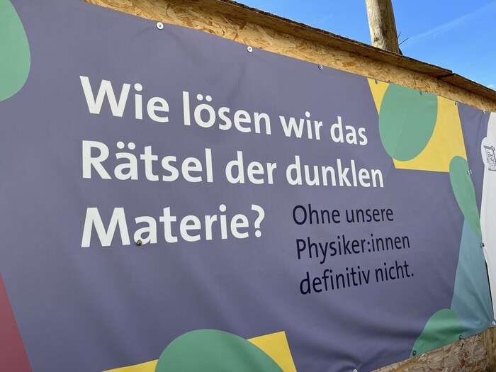 Am Bauzaun des entstehenden Center of Physics sind Botschaften zu lesen.