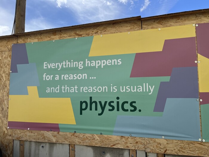 Am Bauzaun des entstehenden Center of Physics sind Botschaften zu lesen.