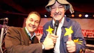 Manfred Tisal, langjähriger EU-Bauer des Villacher Faschings (im Bild mit Ex-FPÖ-Chef Strache) sitzt auf FPÖ-Seite im Festwochen-Gerichtssaal. (Bild: Uta Rojsek-Wiedergut)