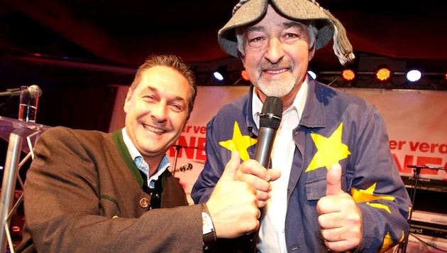 Manfred Tisal, long-time EU builder of the Villach Carnival (pictured with ex-FPÖ leader Strache) sits on the FPÖ side in the Festwochen courtroom. (Bild: Uta Rojsek-Wiedergut)