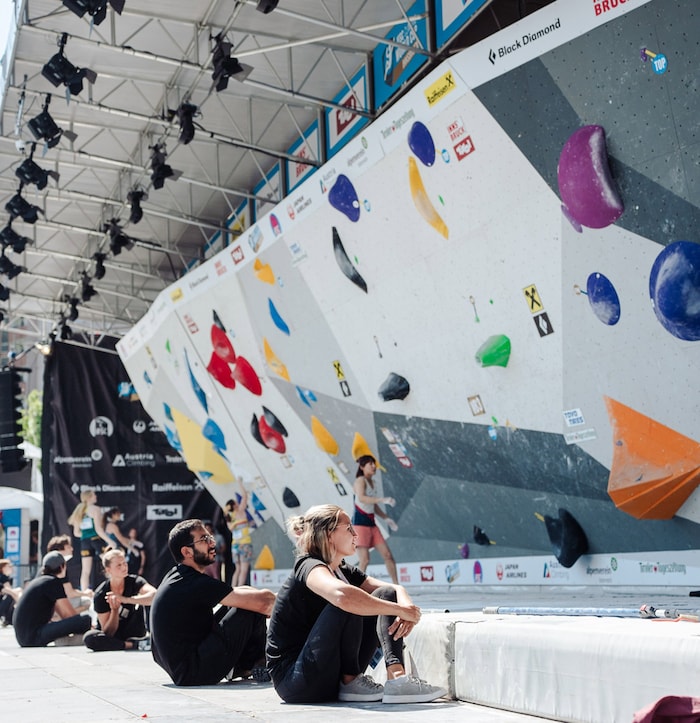 Eine Boulderwand und ein Kletterturm warten auf euch.