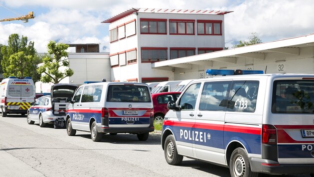 Large contingent: In addition to the ambulance service, the police also arrived with several ...