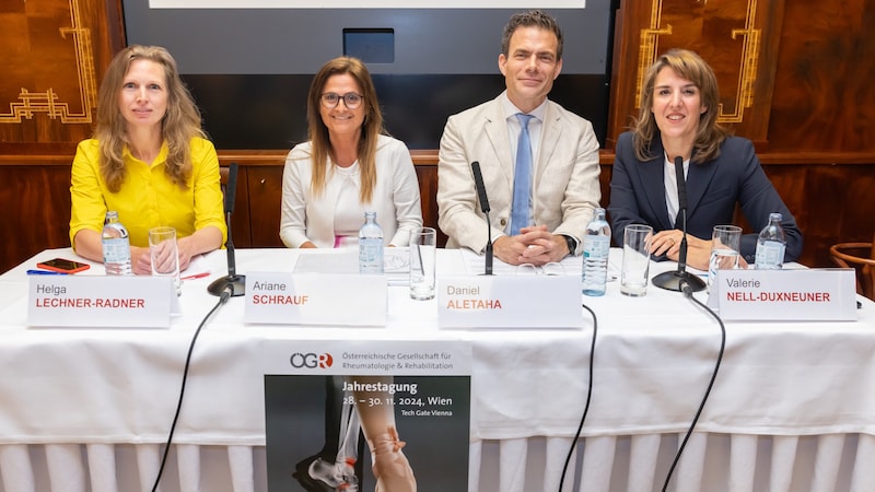 Rheuma-Pressekonferenz in Wien. Patientin Ariane Schrauf (2. v. l.) erzählte von ihrem langen Leidensweg und dem Erfolg moderner Behandlungsmethoden. (Bild: Welldone Werbung und PR GmbH/APA-Fotoservice/Juhasz)