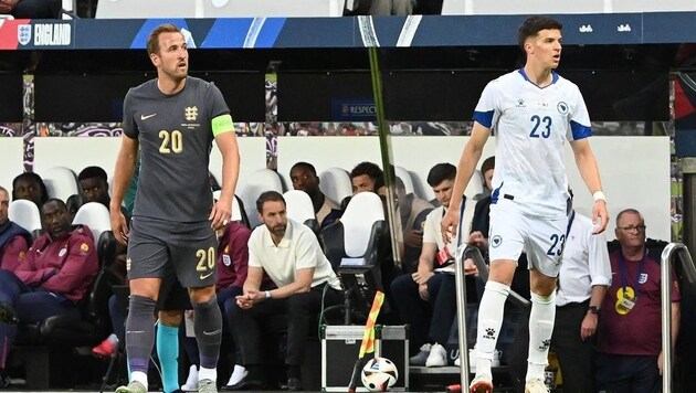 Harry Kane und Tarik Muharemovic kreuzten im Nationalteam-Trikot die Klingen. (Bild: zVg)