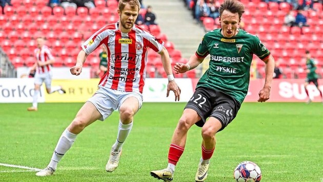 Julius Ertlthaler (re.) verpasste mit GKS Tychy den Aufstieg in Polen. (Bild: PressFocus)