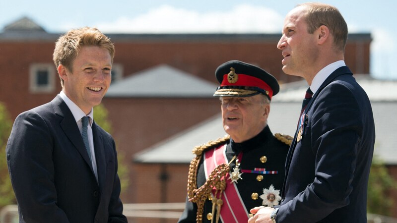 Hugh Grosvenor (ganz links), der Herzog von Westminster, ist ein guter Freund und Vertrauter von Prinz William (rechts). Er gilt als reichster Adeliger in Großbritannien und ist der Taufpate von Prinz George. (Bild: APA/AFP)