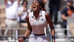 Coco Gauff jubelt. (Bild: APA/AFP/Dimitar DILKOFF)