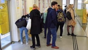 Lange Schlangen sind in manchen Postfilialen ein täglicher Anblick.