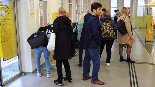 Lange Schlangen sind in manchen Postfilialen ein täglicher Anblick.