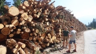 Waldaufseher Hannes Wildauer und „Krone“-Redakteur Andreas Moser bei einem der provisorischen ...