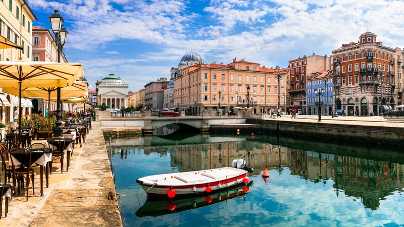 Der Canal Grande liegt im Borgo Teresiano – benannt nach Maria Theresia, die die Salinen aufschütten ließ. (Bild: stock.adobe.com/Freesurf - stock.adobe.com)