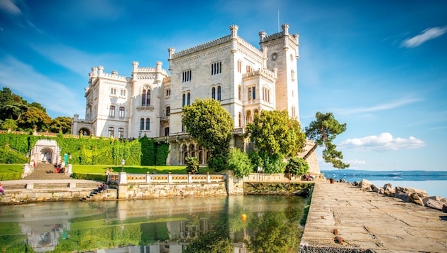 The postcard motif par excellence: Miramare Castle in the bay of Grignano. (Bild: stock.adobe.com/rh2010 - stock.adobe.com)