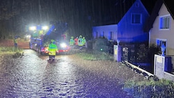 Vielerorts verwandelten sich Straßen zu Flüsse. Mehr als 500 Feuerwehren hatten bei rund 550 Einsätzen stundenlang alle Hände voll zu tun. (Bild: Feuerwehr/Reinhard Schaberger)