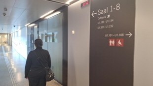 Die 45-Jährige macht sich auf den Weg in den Gerichtssaal, um diesen nach zwei Stunden ...
