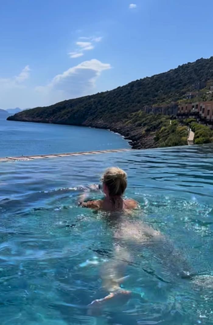 Lena Gercke genießt den Pool auf Kreta.