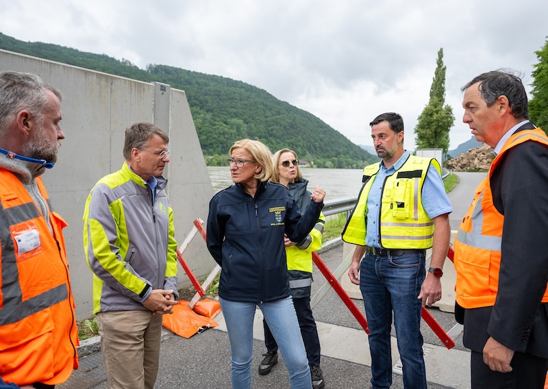 In talks with representatives of the emergency services and the authorities, Governor Johanna Mikl-Leitner also coordinated the next steps. (Bild: NLK/Gerhard Pfeffer)