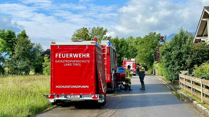 Die Einsatzkräfte aus Tirol brachten drei Großpumpen nach Raubling. Mit einer Leistung von 6000 ...
