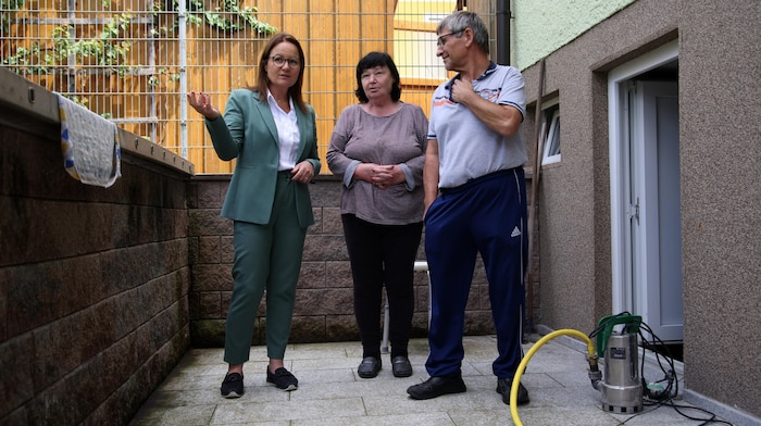 Head of the village Cornelia Ecker (left) seeks contact with those affected.