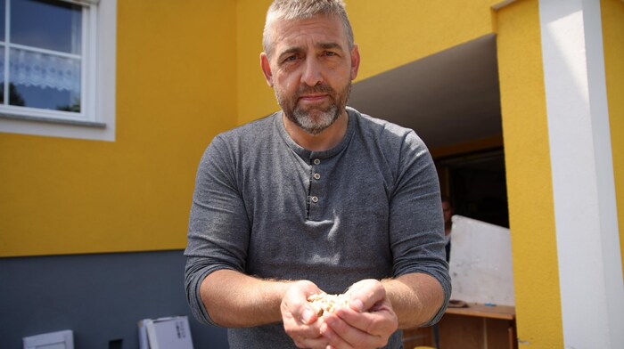 Erwin Strobl had stored pellets in the cellar. These are now no longer usable.