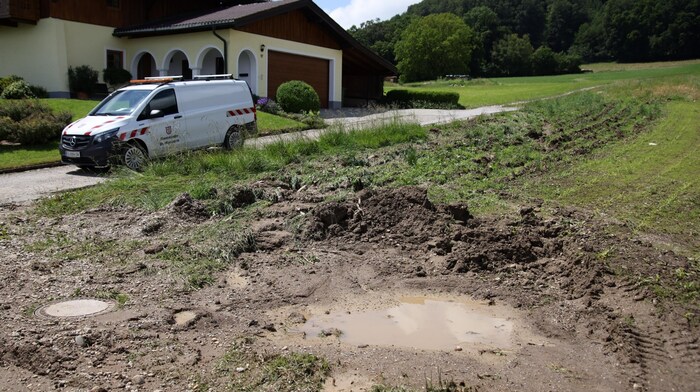 In Dorfbeuern, some farm roads were severely damaged and had to be closed.