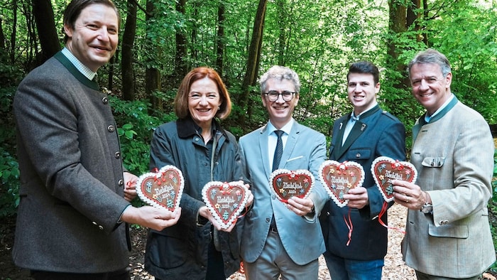 Landesjägermeister Franz Mayr-Melnhof-Saurau, Agrarlandesrätin Simone Schmiedtbauer, Obmann Dr. ...