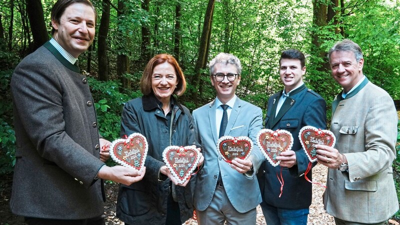 Landesjägermeister Franz Mayr-Melnhof-Saurau, Agrarlandesrätin Simone Schmiedtbauer, Obmann Dr. Peter Mayer, Drohnen-Experte Andreas Reiterer,  DI Norbert Seidl  (Bild: Sepp Pail)