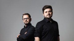 Auf einem gigantischen Bildschirm in New York gaben sie die erfolgreiche Finanzierungsrunde bekannt: Alexander Feiglstorfer (l.) und Dominik Angerer, die Gründer von Storyblok. (Bild: Storyblok/Fotostudio Eder)